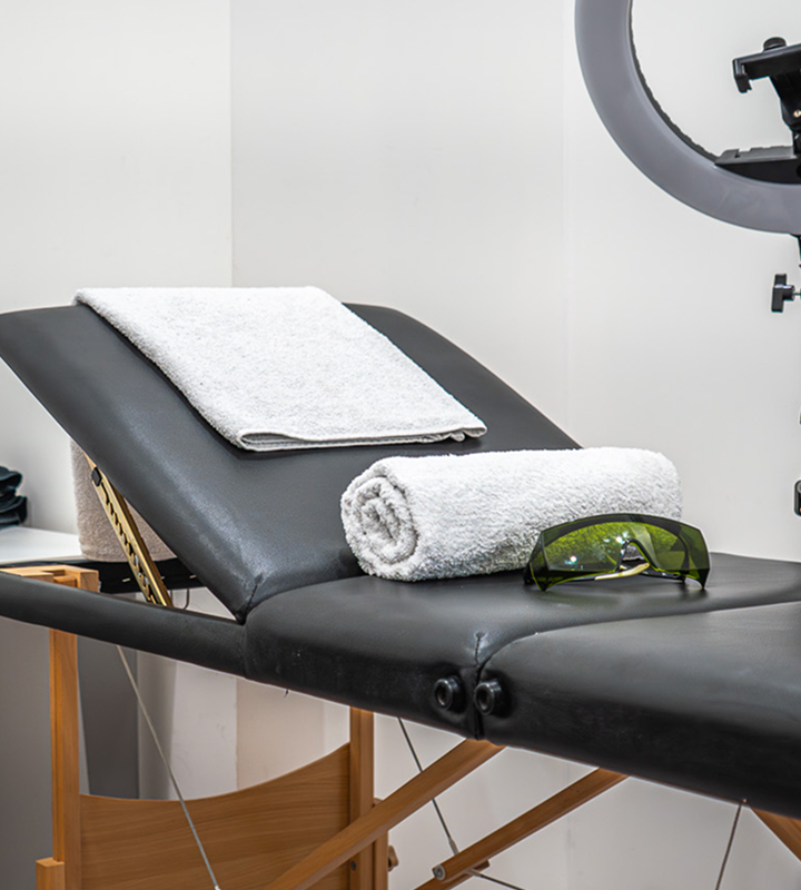 Table de soin préparée pour une séance d’épilation laser